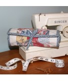 Stitch n’ Go Sewing Roll - Cartamodello Punta Spilli e Porta Lavoro di Natalie Bird, The BirdHouse The BirdHouse - 1