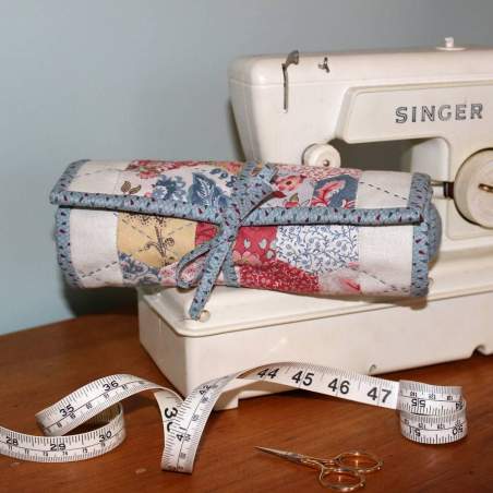 Stitch n’ Go Sewing Roll - Cartamodello Punta Spilli e Porta Lavoro di Natalie Bird, The BirdHouse The BirdHouse - 1