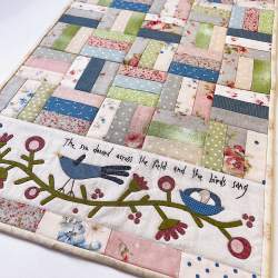 KIT di Tessuti per cartamodello Songbird Table Runner di Anni Downs Hatched and Patched - 1