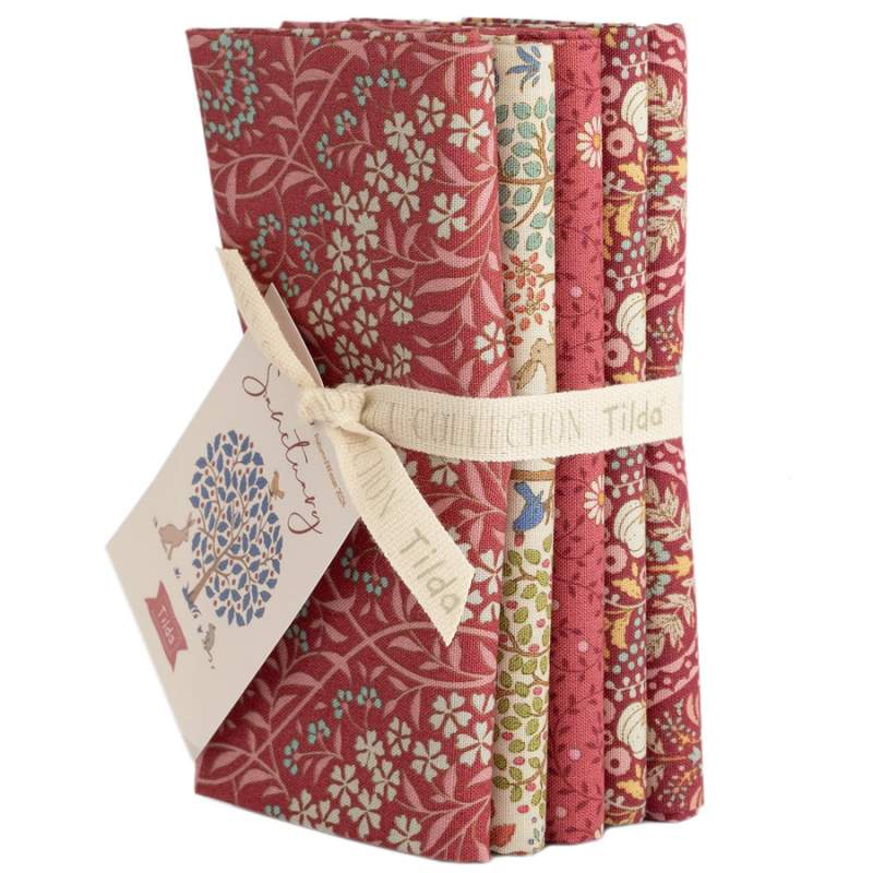 Tilda Sanctuary Bundle Maroon/Rhubarb, 5 Fat Quarter da 50 x 55 cm Rossi Tilda Fabrics - 1